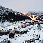 In Out, Modern Comfort By The Slopes