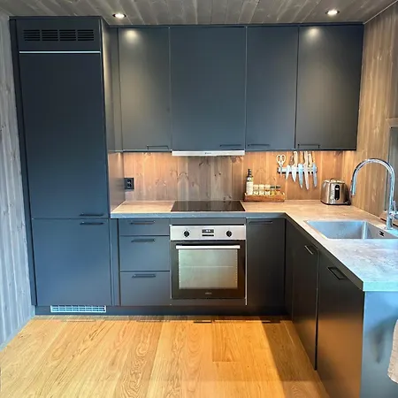 In Out, Modern Comfort By The Slopes 度假居 *