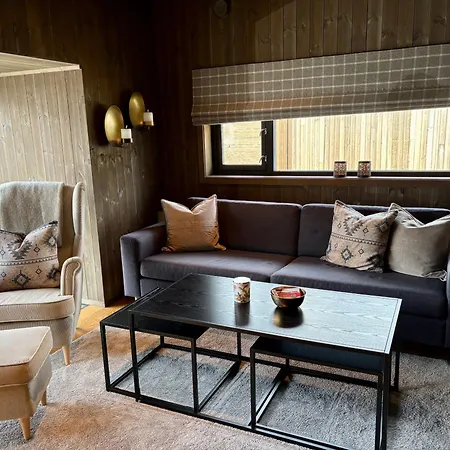 In Out, Modern Comfort By The Slopes