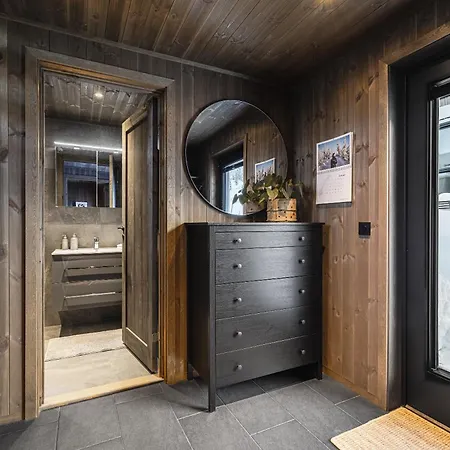 In Out, Modern Comfort By The Slopes *