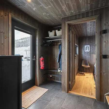 In Out, Modern Comfort By The Slopes *