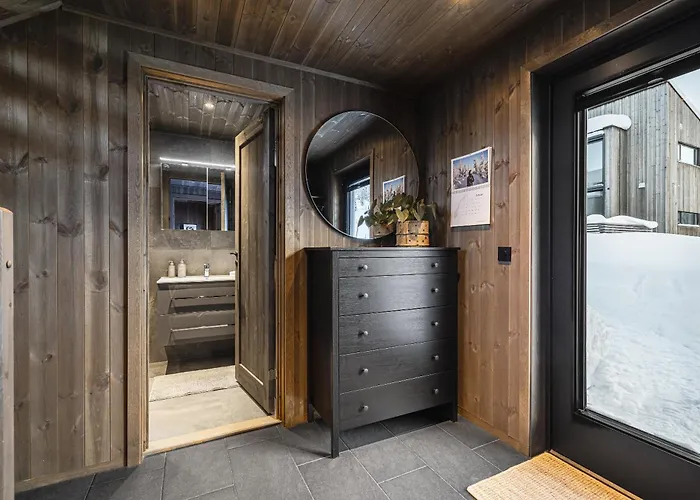 In Out, Modern Comfort By The Slopes *
