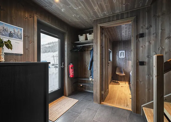 In Out, Modern Comfort By The Slopes *
